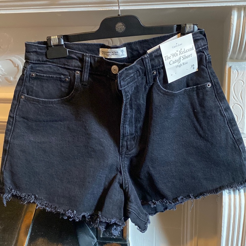 WOMENS SIZE 8 90s RELAXED CUTOFF SHORT IN BLACK. ABERCROMBIE CURVE LOVE LINE.
